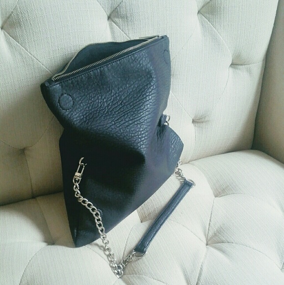 Express foldover magnetic satchel with silver chain - Picture 4 of 6